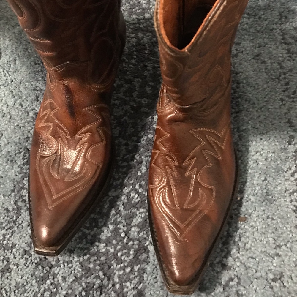 Women's brown leather cowboy boots. Gorgeous.